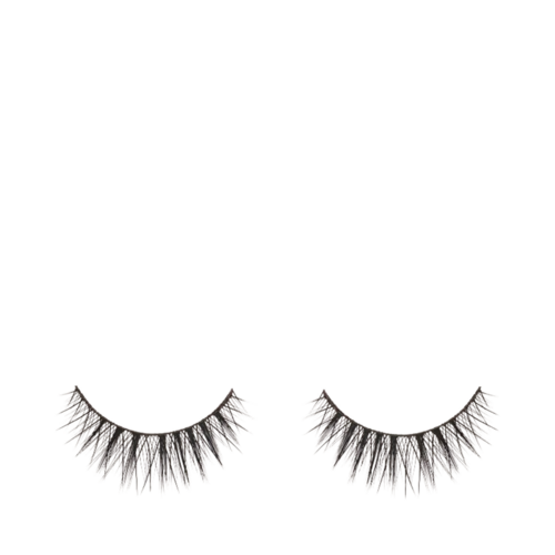 Fake Eyelash Axel מאת LoveSeen מציע גימור דרמטי ומתנפנף עם קווצות שכבות. מושלם לשיפור איפור העיניים בכל שגרת גלאם.
