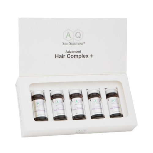סט שלם של בקבוקוני AQ Skin Solutions Advanced Hair Complex+ בקופסה פתוחה, נוסחה לתמיכה בצמיחה מחודשת של שיער בריאה והחייאת הקרקפת.
