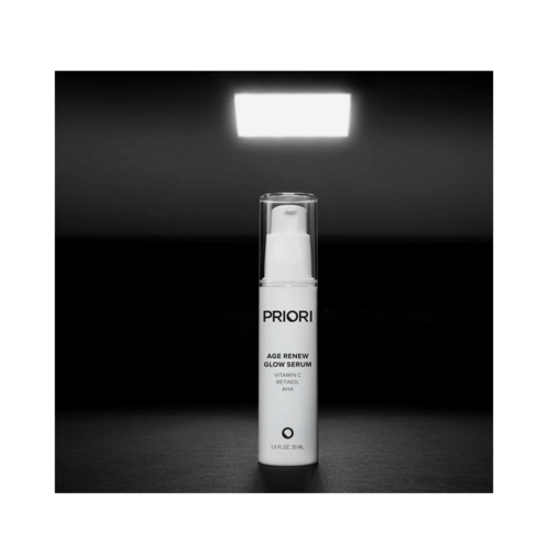 Priori Age Renew Glow Serum under søkelys, og fremhever anti-aldringsformelen med Retinol, AHA og C-vitamin for glødende hud.