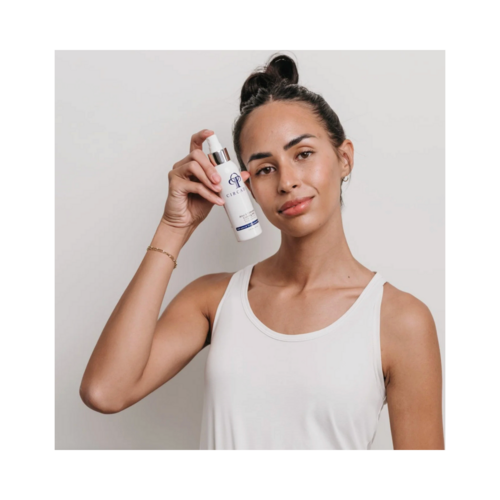 Modell som visar Circadia Aloe och Calendula Calming Mist - eSkinCareStore. Hudvårdsmist designad för att lugna och återfukta känslig eller reaktiv ansiktshud.