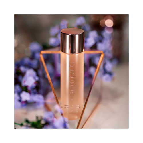 High on Love Bath Oil - שמן גוף לבנדר מתוק מעוצב עם פרחי לבנדר, המציג את הריח החושני והאריזה היוקרתית שלו.