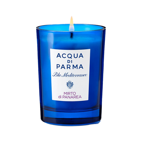 Acqua Di Parma Blu Mediterraneo Mirto Di Panarea Vela en un elegante soporte azul, perfecta para los entusiastas del estilo de vida y las fragancias para el hogar.
