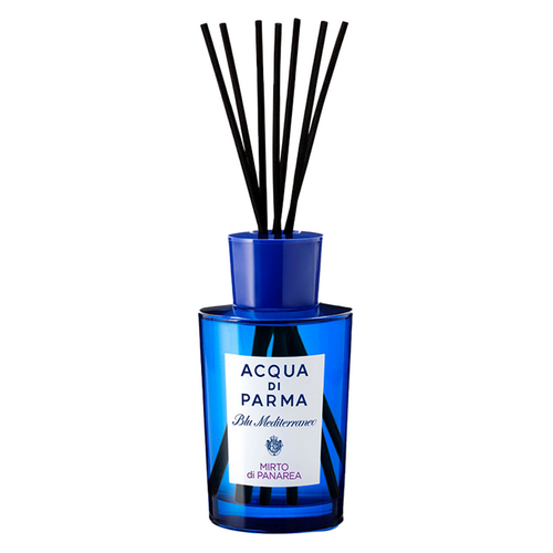 Πολυτελής διαχύτης Acqua Di Parma Mirto Di Panarea με κομψό μπλε μπουκάλι και μαύρα μπαστούνια, ιδανικό για την ενίσχυση του αρώματος και της διακόσμησης του σπιτιού.