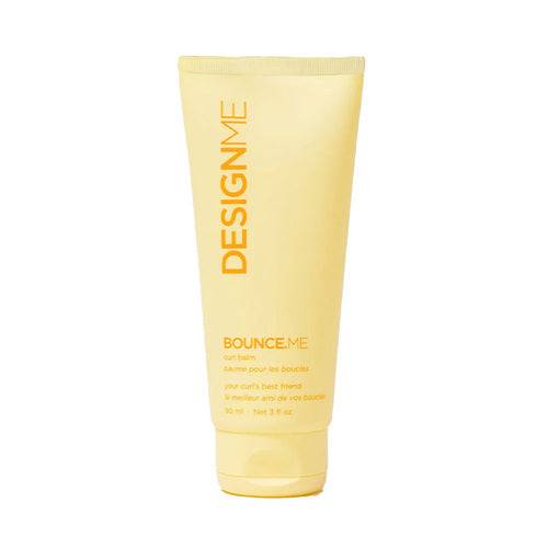 コンパクト DESIGNME Bounce.ME カール バーム、100 ml/3 液量オンスのカール エンハンサーには、旅行に適したヘアスタイリングとケアのための栄養成分が含まれています。