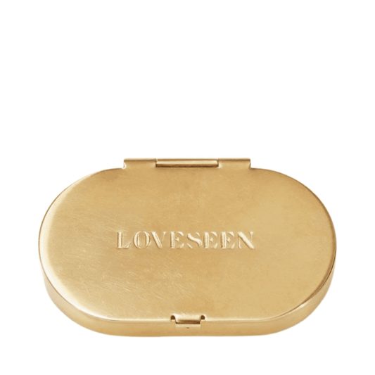 LoveSeen Brass Box Eyelash Storage i gullfinish, en elegant sminkeverktøy for oppbevaring av falske vipper med stil og holdbarhet.