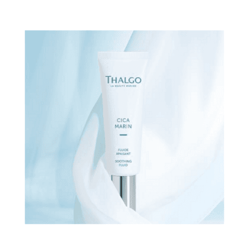 נוזל מרגיע ימי של Thalgo Cica מופיע על רקע בד כחול מרגיע, מקדם לחות ותיקון העור לאזורים יבשים.