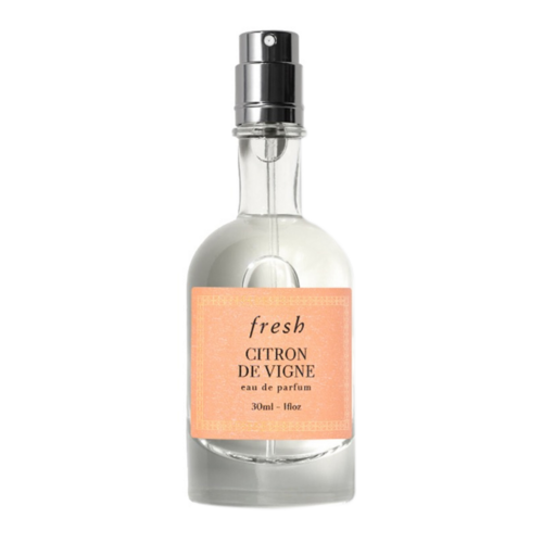 eSkinCareStore のフレッシュ シトロン ド ヴィーニュ EDP 30ml は、柑橘類とサンダルウッドを使用したミニマルなアポセカリー スタイルのボトルに入った、すっきりとした香りの女性用フレグランスです。