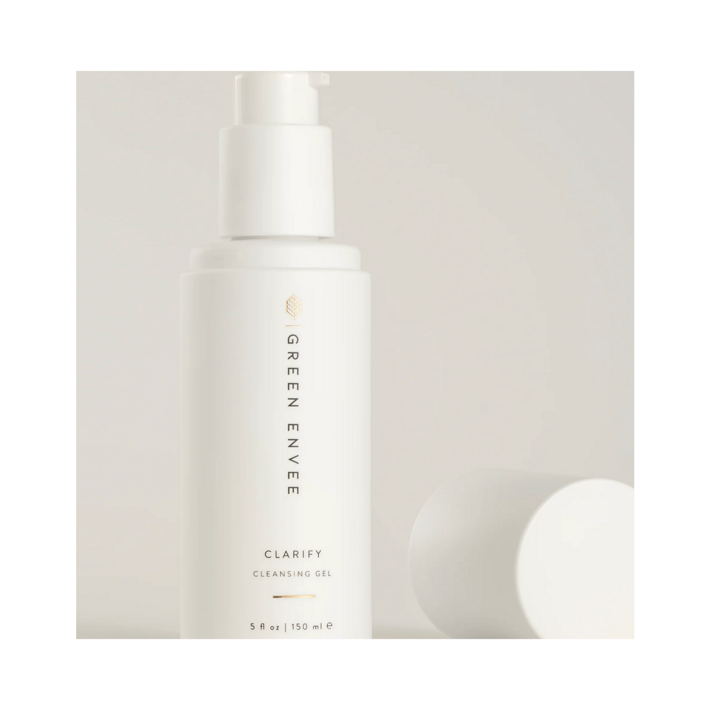 Green Envee Clarify Gel Limpiador con bomba abierta, ideal para la limpieza facial diaria para reducir el acné y calmar la irritación.