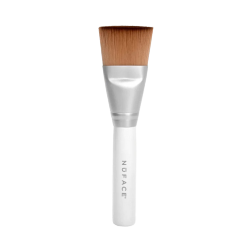 NuFace Clean Sweep Brush מבית eSkinStore, אידיאלית לפנים, צוואר ומחשוף, המיועדת למריחה עדינה ואחידה של מוצר קוסמטי.