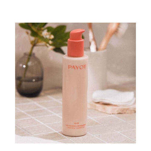 Payot Micellar Milk - הסרת איפור עדינה המופיעה על דלפק אמבטיה מרוצף, אידיאלי לשגרות ניקוי פנים של עור יבש.