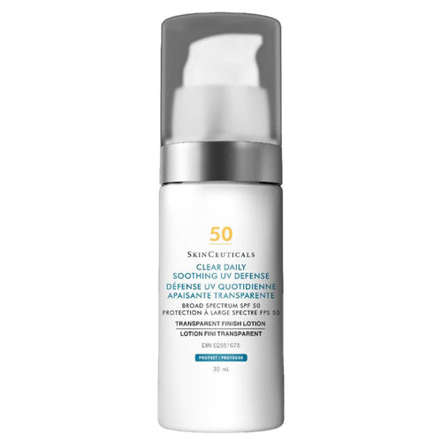 La crema solare SkinCeuticals Clear UV Defense SPF 50 ad ampio spettro in un'elegante confezione da 30 ml, idrata e lenisce la pelle senza lasciare una dominante bianca.