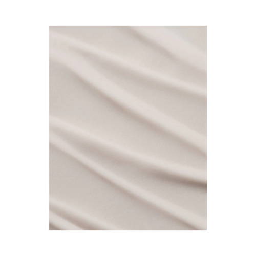 Jämn krämstruktur av Coola Oil-Free SPF 30 Moisturizer, designad för att återfukta och skydda aknebenägen, känslig hud.