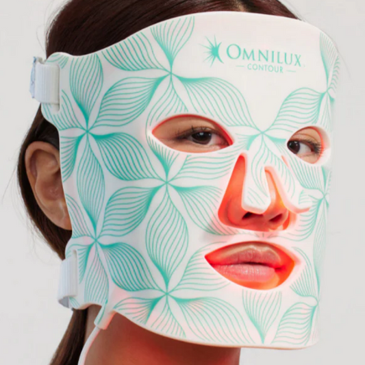 模特佩戴 Omnilux Contour Face LED 面罩,展示面部年轻化疗法的贴合度和红光激活效果。