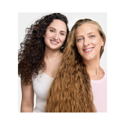נשים שמחות בעלות לחות, תלתלים וגלים מוגדרים, המייצגות תוצאות משמפו הידרציה Phyto Curls. מושלם לשיער יבש ומתולתל.