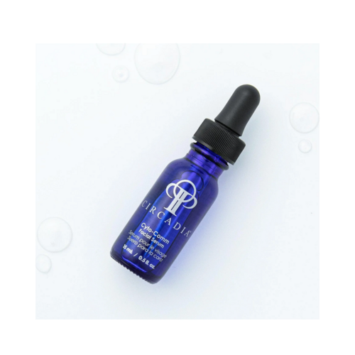 בקבוק טפטפת Circadia Cyto-comm Serum 15 מ"ל שטוח עם בועות שקופות, תומך בשגרת טיפוח עור עשירה בקולגן ובפפטידים.