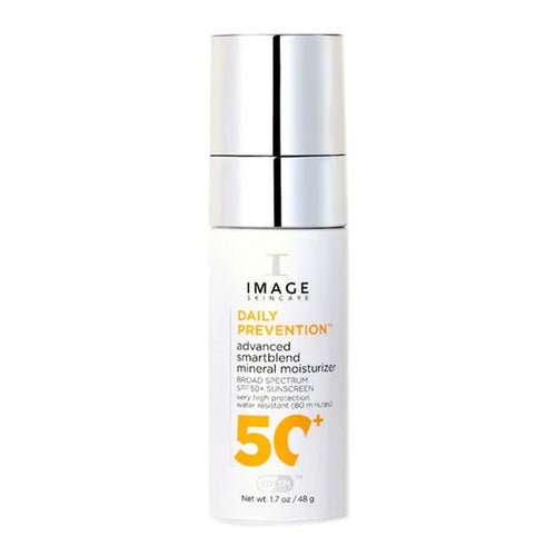 Image Skincare SPF 50+ Smartblend Mineral Moisturizer fornisce un'elevata protezione e idratazione dai raggi UVA/UVB, perfetto per l'uso quotidiano sulla pelle sensibile del viso.