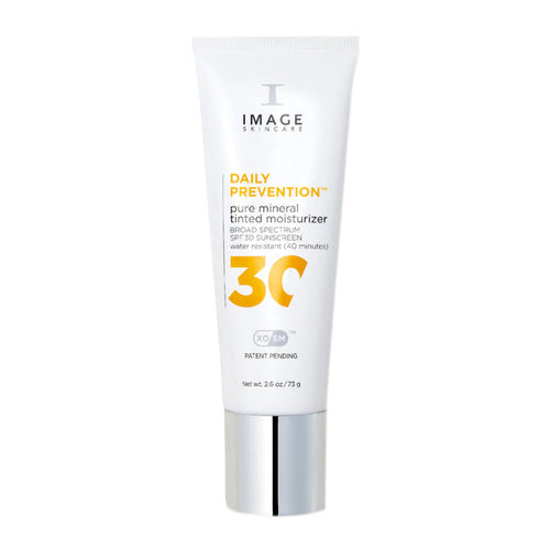 Image Skincare Daily Prevention Pure Mineral Tinted Moisturizer SPF 30 offre protezione solare resistente all'acqua e correzione del tono della pelle in un solo passaggio.