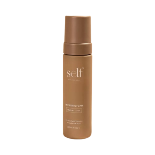 O Cosmedics Tan Mousse رغوة برونزية متوسطة الحجم مع تركيبة مرطبة، مثالية للحصول على سمرة متوسطة الحجم مع مكونات تعزز البشرة.