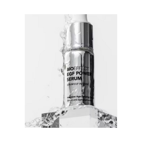 תקריב של BIOEFFECT EGF Power Serum עם התזת מים, תוך שימת דגש על יתרונות הלחות והגנה מפני גיל לטיפוח הפנים והצוואר.