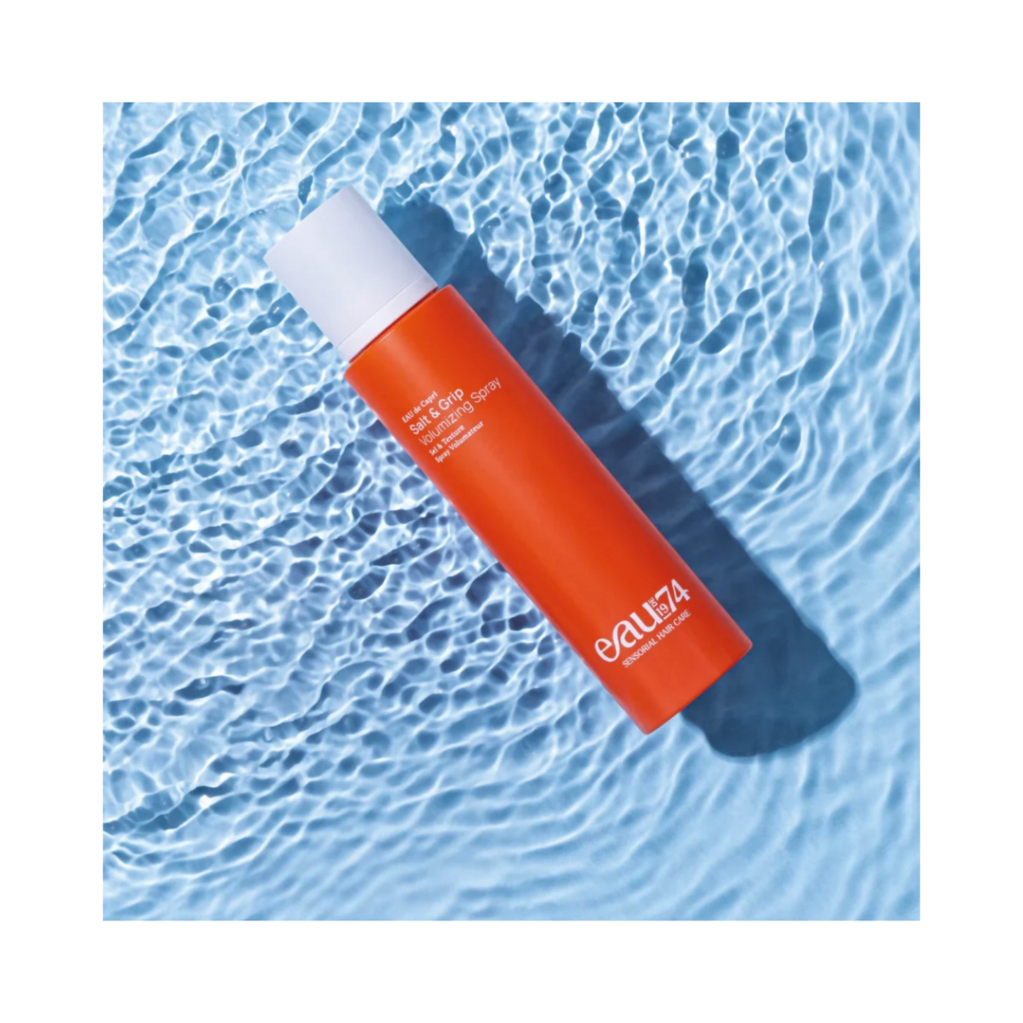 EAUde1974 Salt and Grip Hair Treatment Spray auf dem Hintergrund des Pools