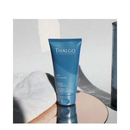 Thalgo Expert Cellulite Correction Gel σε επιφάνεια με καθρέφτη με πετσέτα, premium προϊόν περιποίησης σώματος για επίμονη θεραπεία κυτταρίτιδας.