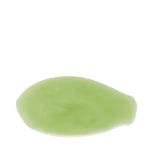 عينة من السيروم باللون الأخضر الفاتح من The Cure Skincare Face + Neck Serum، توضح تطبيقه السلس وتركيبته المغذية للوجه والرقبة.