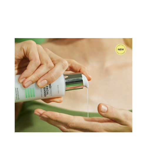 Hände tragen BIOEFFECT Facial Cleanser auf, Teil der sanften Hautpflegeserie von eSkinCareStore für trockene und empfindliche Gesichtshaut.