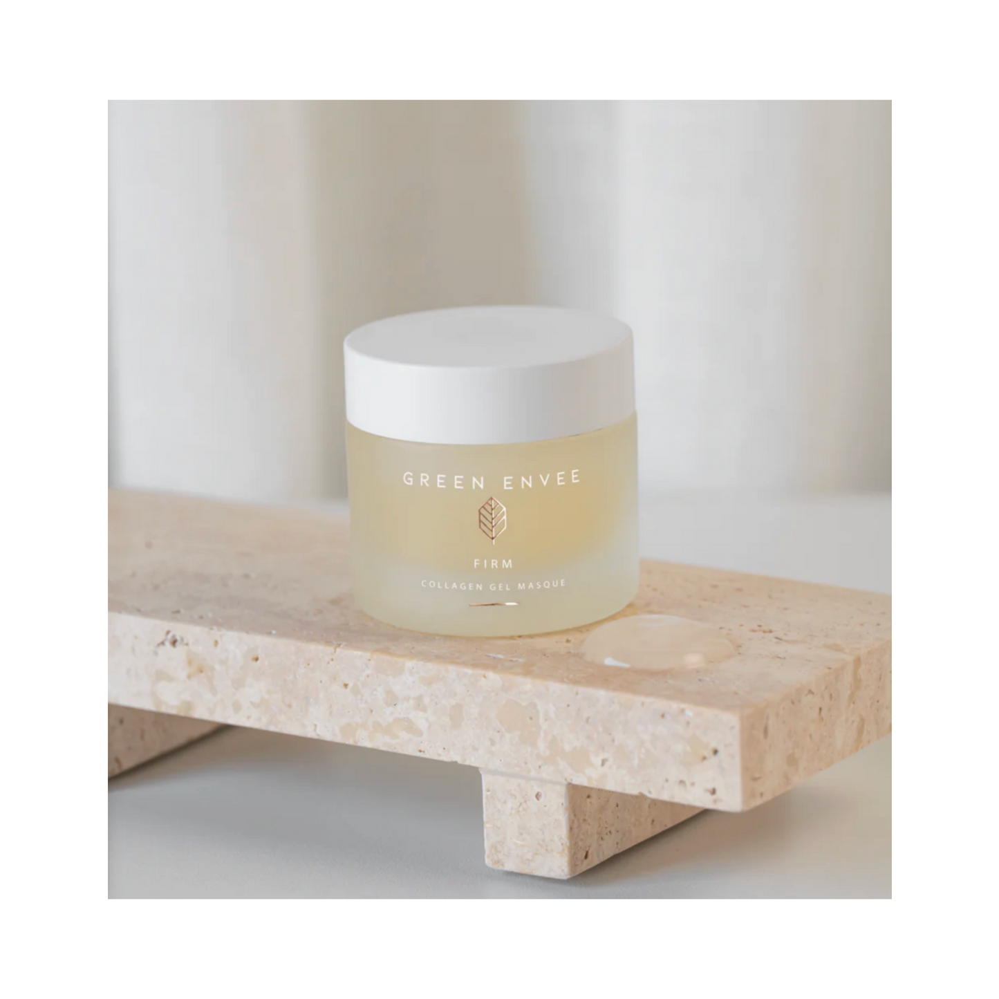 Green Envee Firm Collagen Gel Masque מוצגת עם מרקם ג'ל גלוי, המדגישה את יתרונות הלחות והמיצוק שלו.
