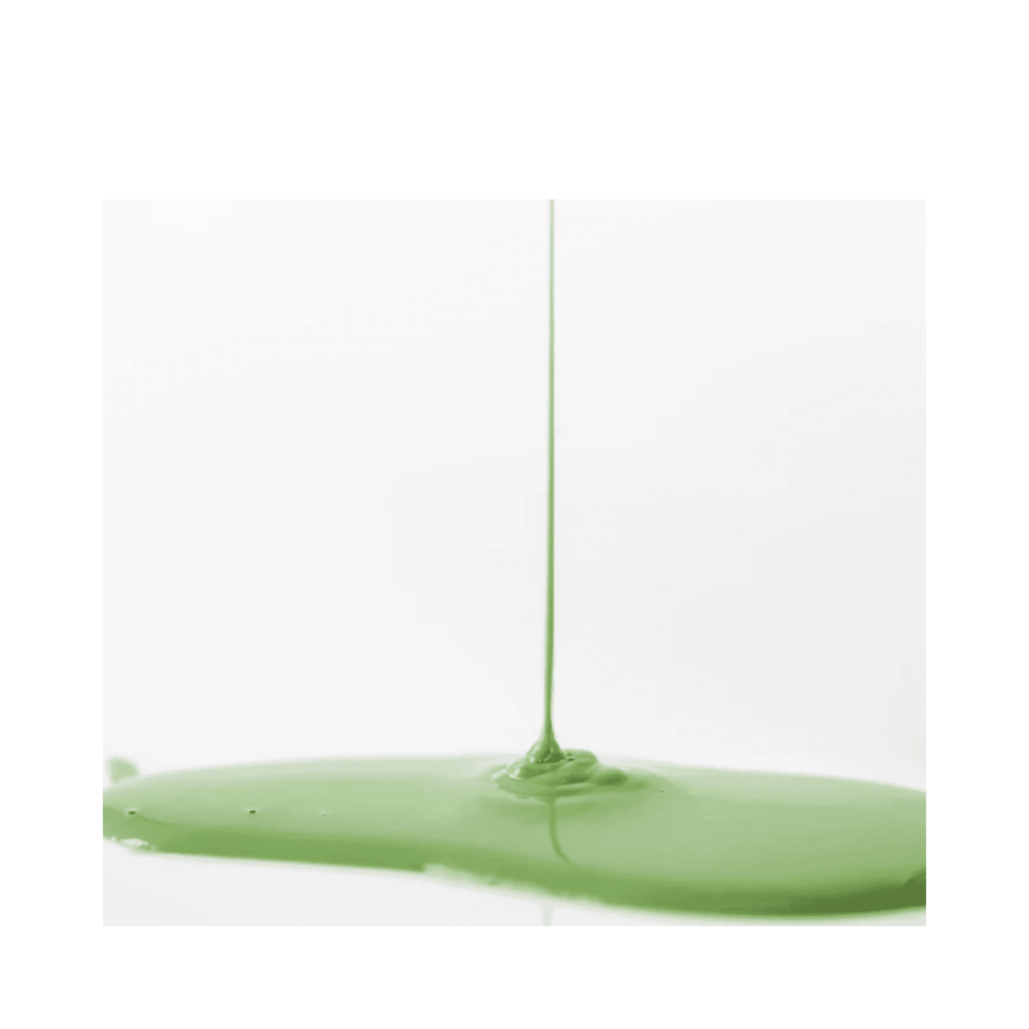 מרקם נוזלי ירוק של Circcell Geothermal Clay Cleanser מטפטף בצורה חלקה, מדגיש את תכונות טיפוח העור המעניקות לחות ומטהרת.