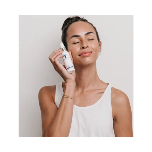 Modella che utilizza il siero viso Circadia Glyco-Guard, evidenziandone i benefici antietà e di protezione della pelle nella categoria dei trattamenti viso.