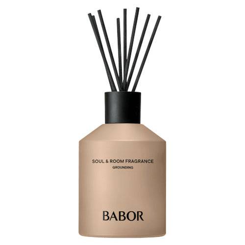 Κομψός διαχύτης αρωμάτων Babor Grounding Soul και Room με μαύρα μπαστούνια και μινιμαλιστικό μπεζ δοχείο για αρωματισμό πολυτελούς σπιτιού.