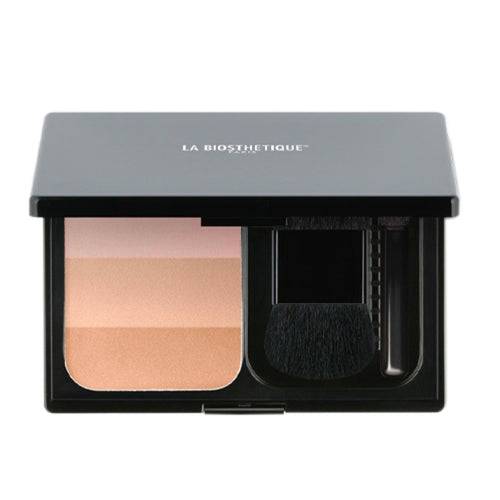 Trío de iluminadores La Biosthetique - Dorado, 11 g/0,4 oz con polvos suaves en tonos rosados y aplicador para resaltar el rostro luminoso.