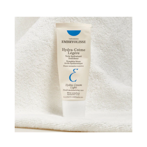 Embryolisse Hydra Cream Light sobre fondo de toalla, perfecta para regalar por menos de $50. Mejora la hidratación de la piel con un cuidado ligero y calmante.