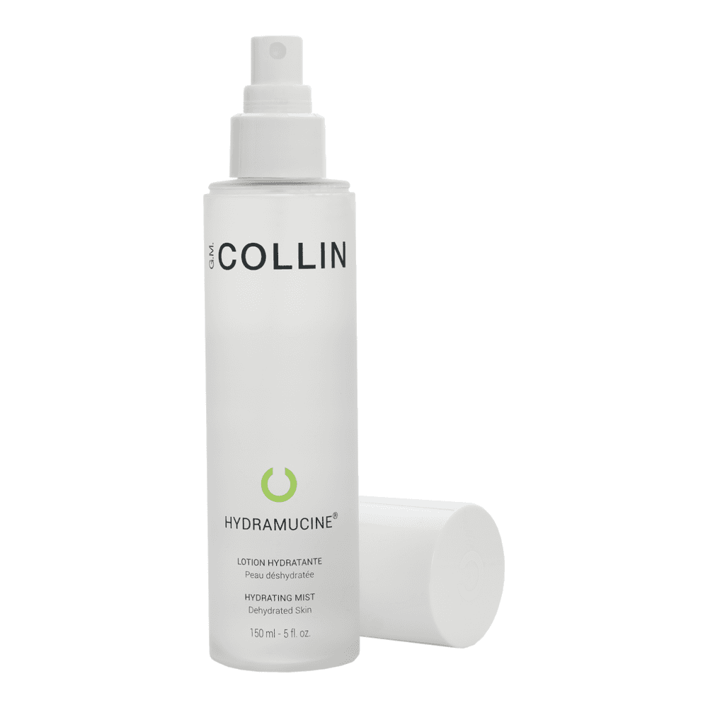 בקבוק תרסיס GM Collin Hydramucine Hydrating Mist עם מכסה הוסר, פייה לראווה. מרענן ומעניק לחות לעור באופן מיידי.