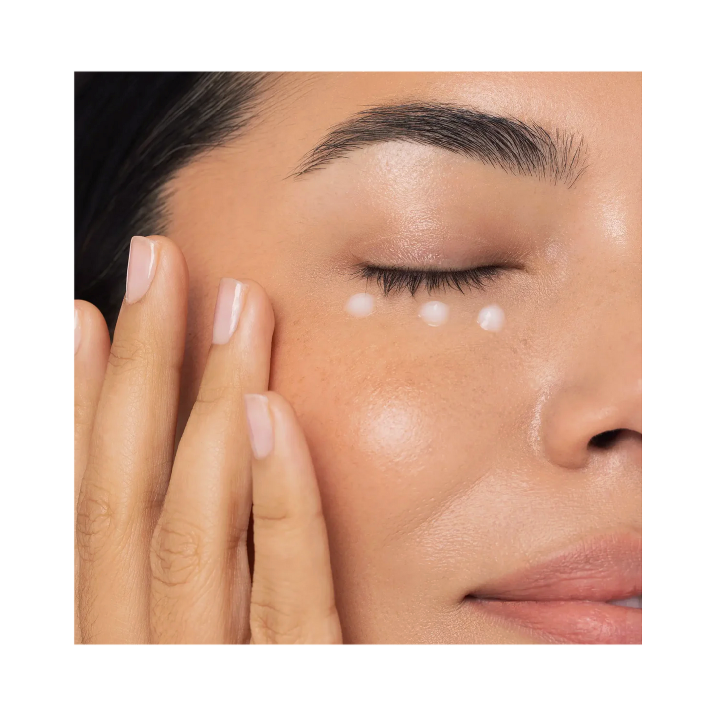 تطبيق جل IMAGE MD Eye Recovery على منطقة تحت العين، مما يوضح روتين العناية بالبشرة لتقليل الانتفاخ والخطوط الدقيقة.