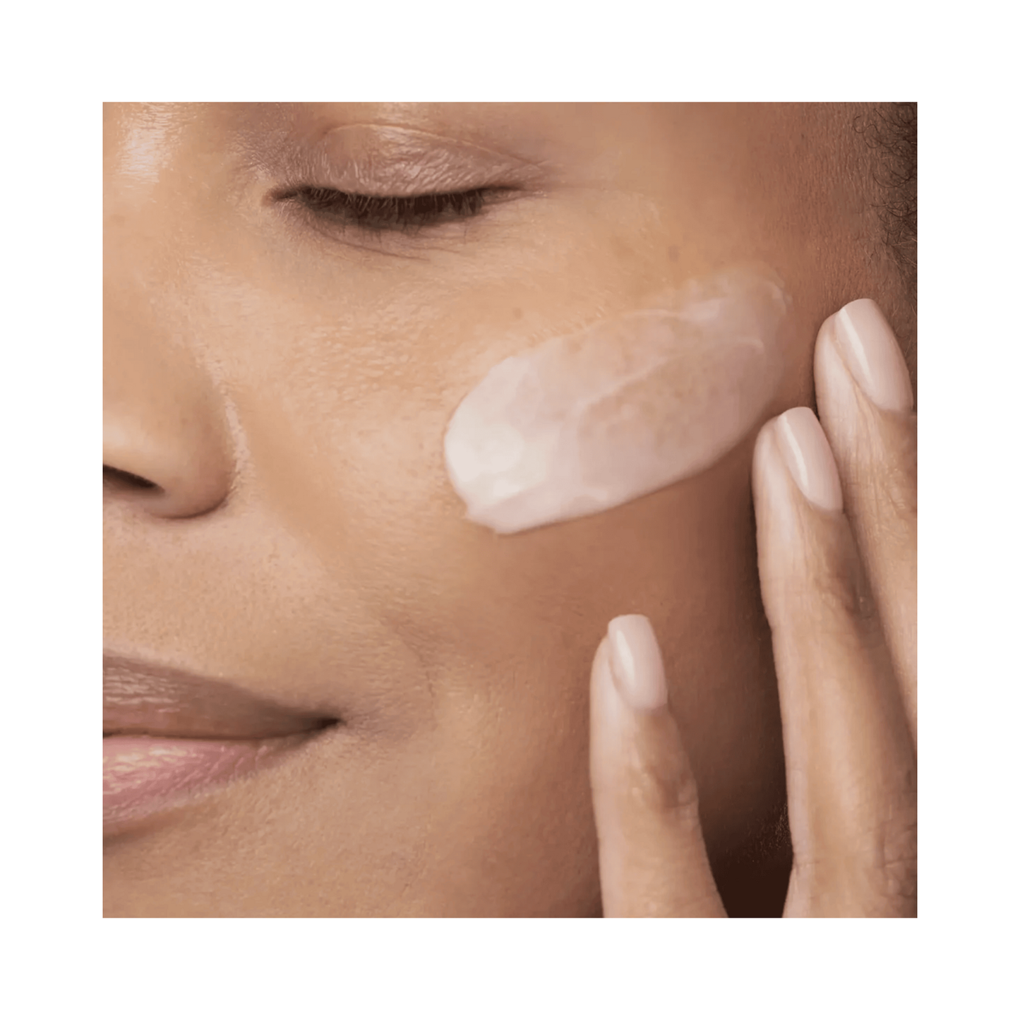 امرأة تستخدم مصل Image Skincare Youth Serum على الوجه، مما يدل على استخدامه لعلاج الخطوط الدقيقة وتحسين نسيج الجلد.