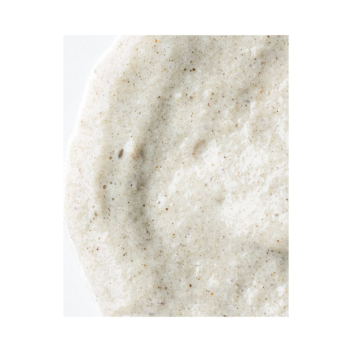عرض تفصيلي لتركيبة مسحوق Green Envee Illuminate Enzyme Cleansing Powder المثالية للتنظيف العميق وتجديد البشرة.