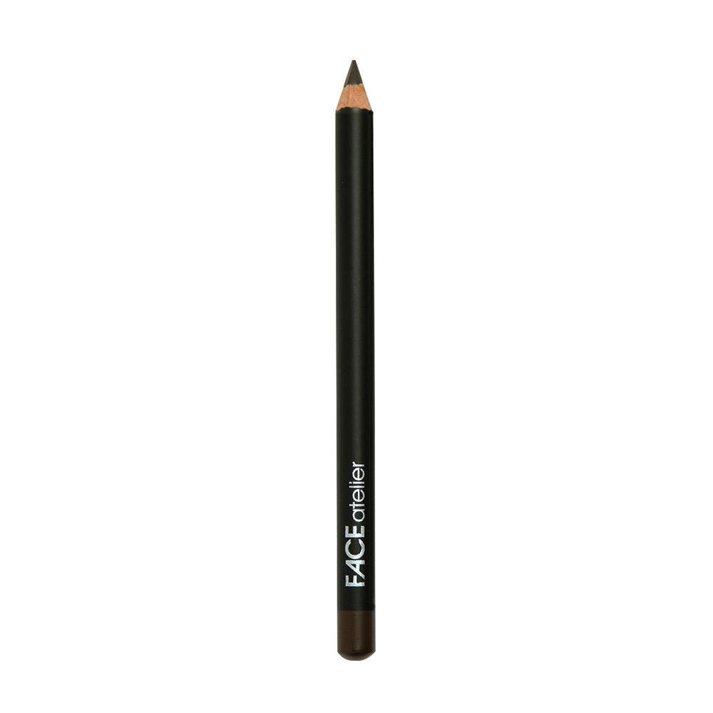 يوفر قلم العيون البني FACE atelier لونًا عميقًا وثابتًا لرسم رموش دقيقة أو مظهر عيون دخاني. قلم أسود أنيق بطرف بني وشعار.