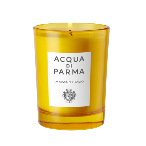 Acqua Di Parma La Casa Sul Lago Candle σε ζωηρή κίτρινη βάση, ένα premium οικιακό άρωμα για τη μεταμόρφωση χώρων με χαλαρωτικά αρώματα λίμνης.