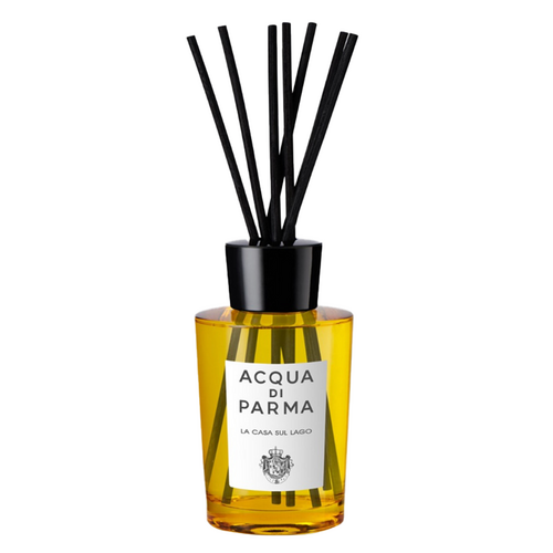Acqua Di Parma La Casa Sul Lago ルーム ディフューザー。琥珀色のガラスに黒いリードが付いています。落ち着きのあるエレガントなインテリアの雰囲気を演出するプレミアムホームフレグランス。