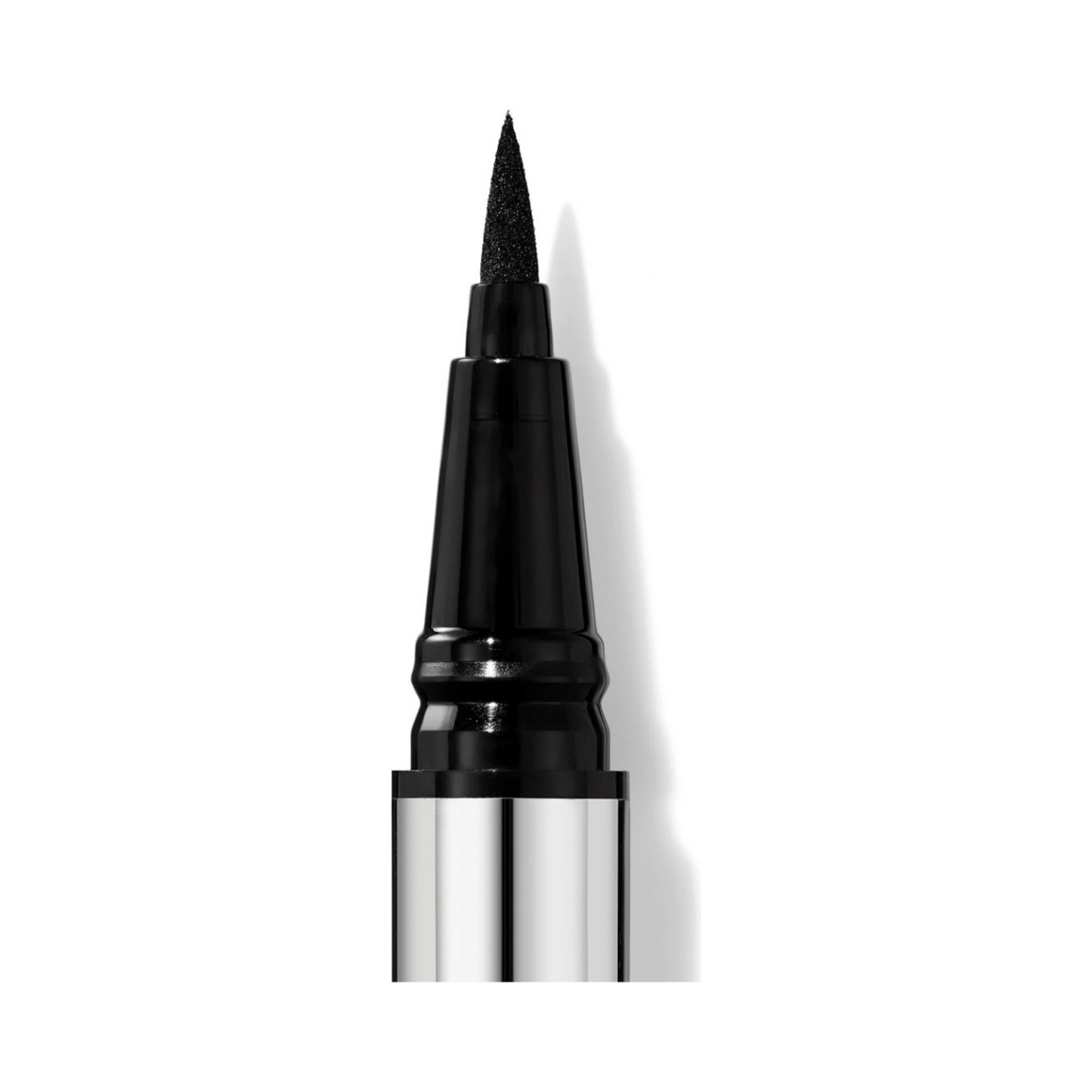 By Terry Eyeliner の詳細図 - 汚れにくく正確なチップで、完璧でコントロールされたアイライナーの塗布のために設計されています。