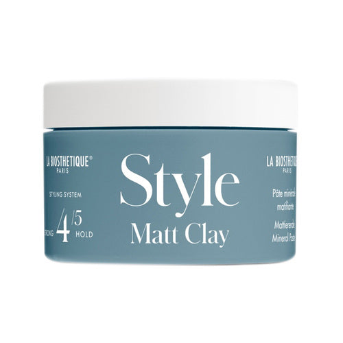 La Biosthetique Matt Clay באריזה כחולה וחלקה, המציע אחיזה חזקה ומרקם מט לעיצוב שיער רב-תכליתי.