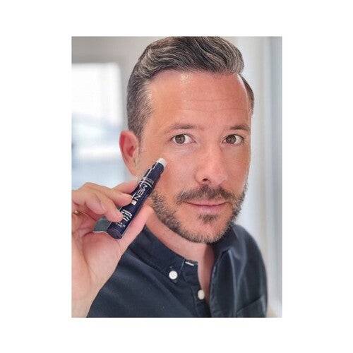 Άνδρας που παρουσιάζει την Janssen Cosmetics Men Energizing Eye Roll-On, ένα προϊόν περιποίησης για την αναζωογόνηση των κουρασμένων ματιών με βασικά ενεργά συστατικά.
