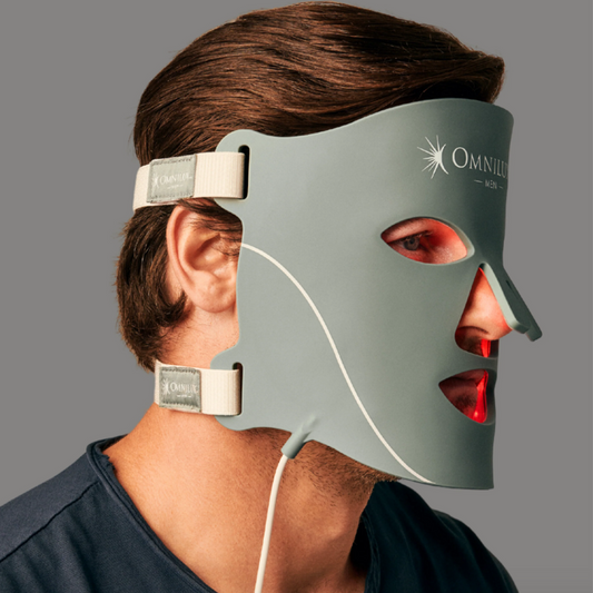 佩戴 Omnilux 男士红光治疗仪的男士,展示可调节肩带和红光激活功能,以进行有针对性的皮肤护理。