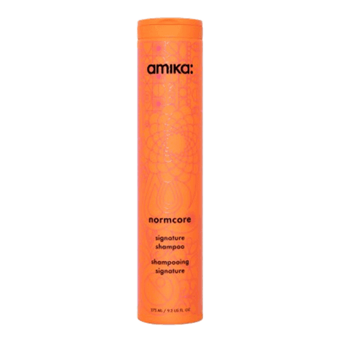 Αγοράστε Amika Normcore Shampoo - Χωρίς θειικά άλατα & πλούσιο σε βιταμίνες σε μπουκάλι 275 ml, ιδανικό για καθημερινό καθαρισμό και θρέψη μαλλιών με κιτρικό οξύ.