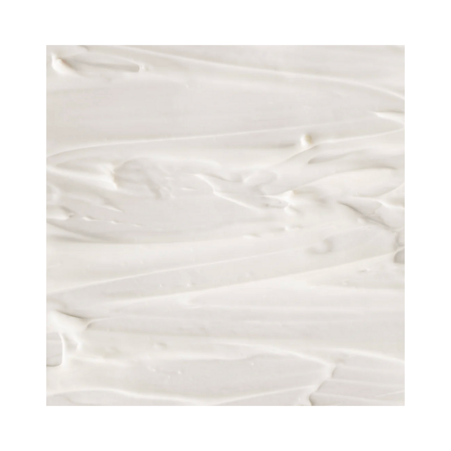 Textura suave y rica de Green Envee Nourish Moisturizer, formulado para hidratar profundamente y reducir la apariencia de líneas finas en la cara y el cuello.