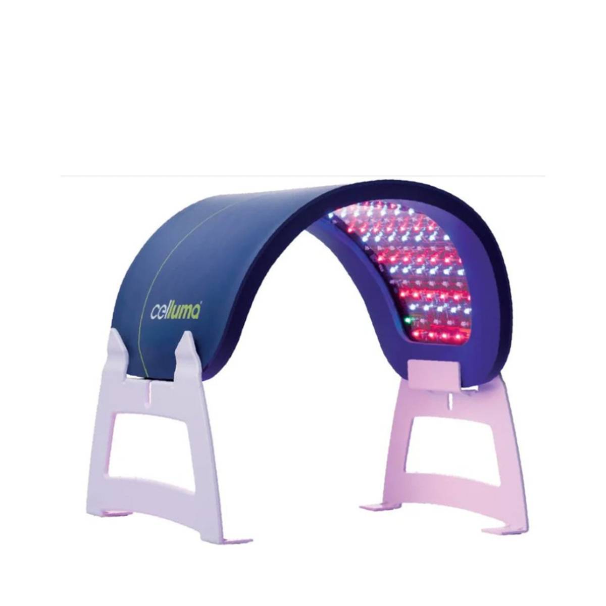 5 つの治療モードを備えた Celluma Nova LED ライト セラピー パネル。白いスタンド上で湾曲した位置に表示されています。電池式なので柔軟なスキンケアが可能です。
