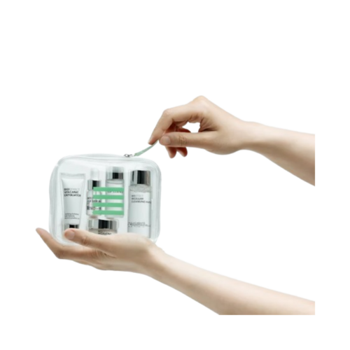 مجموعة أدوات السفر BIOEFFECT On-The-Go Essentials المزودة بسحّاب، تحتوي على خمس قطع صغيرة فاخرة للعناية بالبشرة في علبة شفافة لسهولة الحمل.