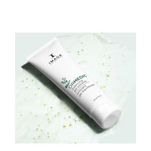 Image Skincare Ormedic Balancing Gel Polisher tube op geloppervlak, met de drievoudig werkende exfoliërende formule voor gezichts- en lichaamsverzorging.