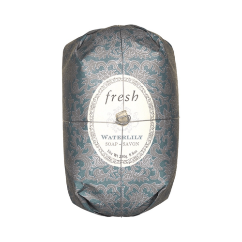 Fresh Oval Soap - Näckros i dekorativ omslag, premium fuktgivande kroppstvål för dagligt bad- och duschbruk i personliga vårdrutiner.